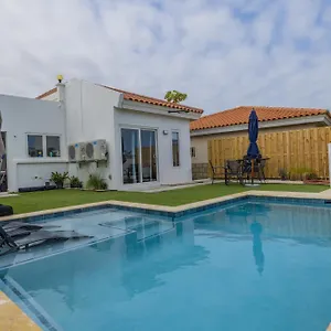 Adele's With Pool, 5 Minutes Walk To The Apartment